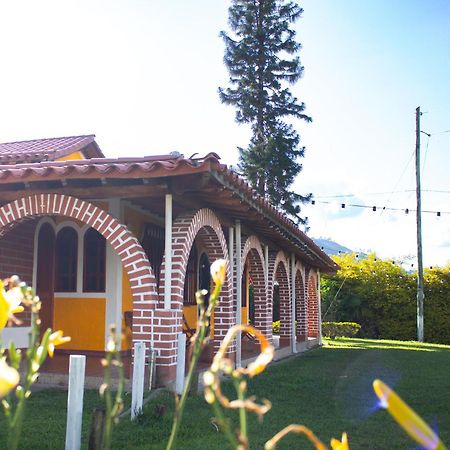 Hotel Campestre Alto Lindo En Guatapé エクステリア 写真