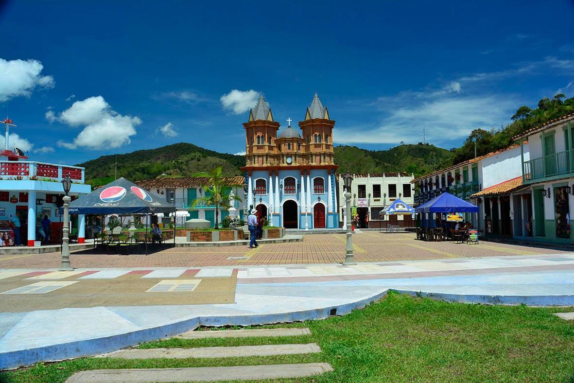 Hotel Campestre Alto Lindo En Guatapé エクステリア 写真