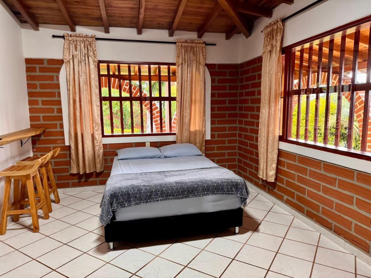 Hotel Campestre Alto Lindo En Guatapé エクステリア 写真
