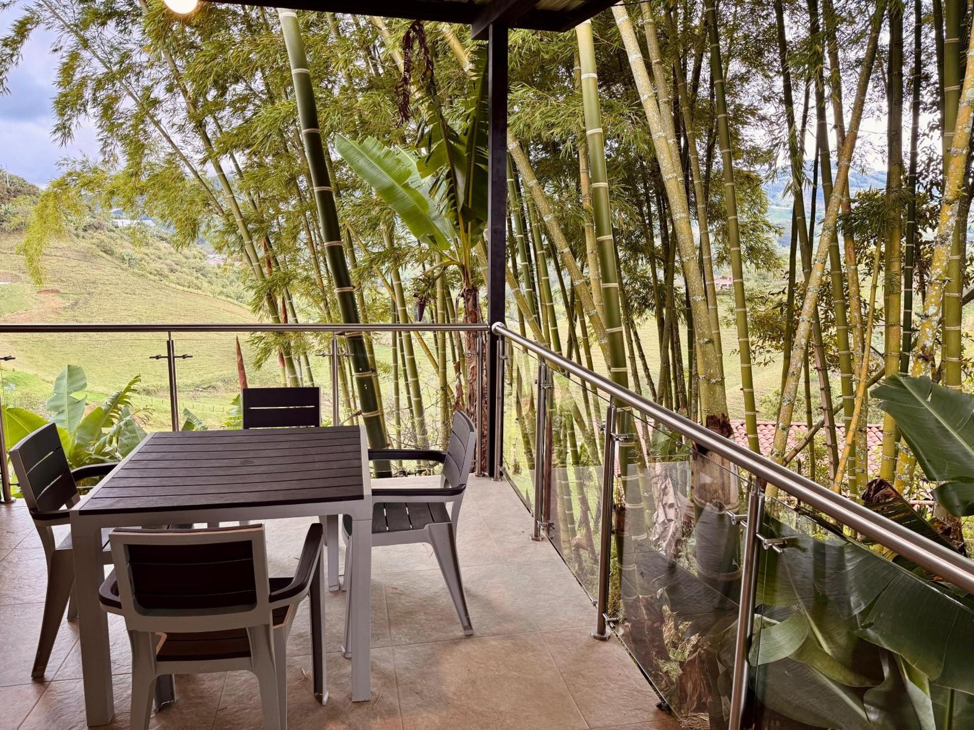 Hotel Campestre Alto Lindo En Guatapé エクステリア 写真