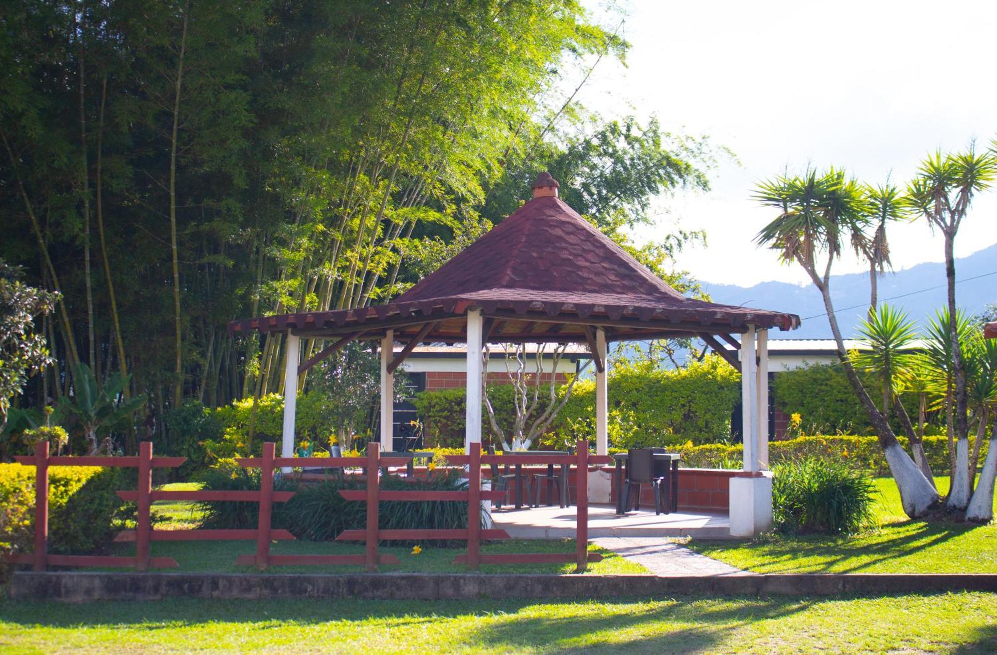 Hotel Campestre Alto Lindo En Guatapé エクステリア 写真