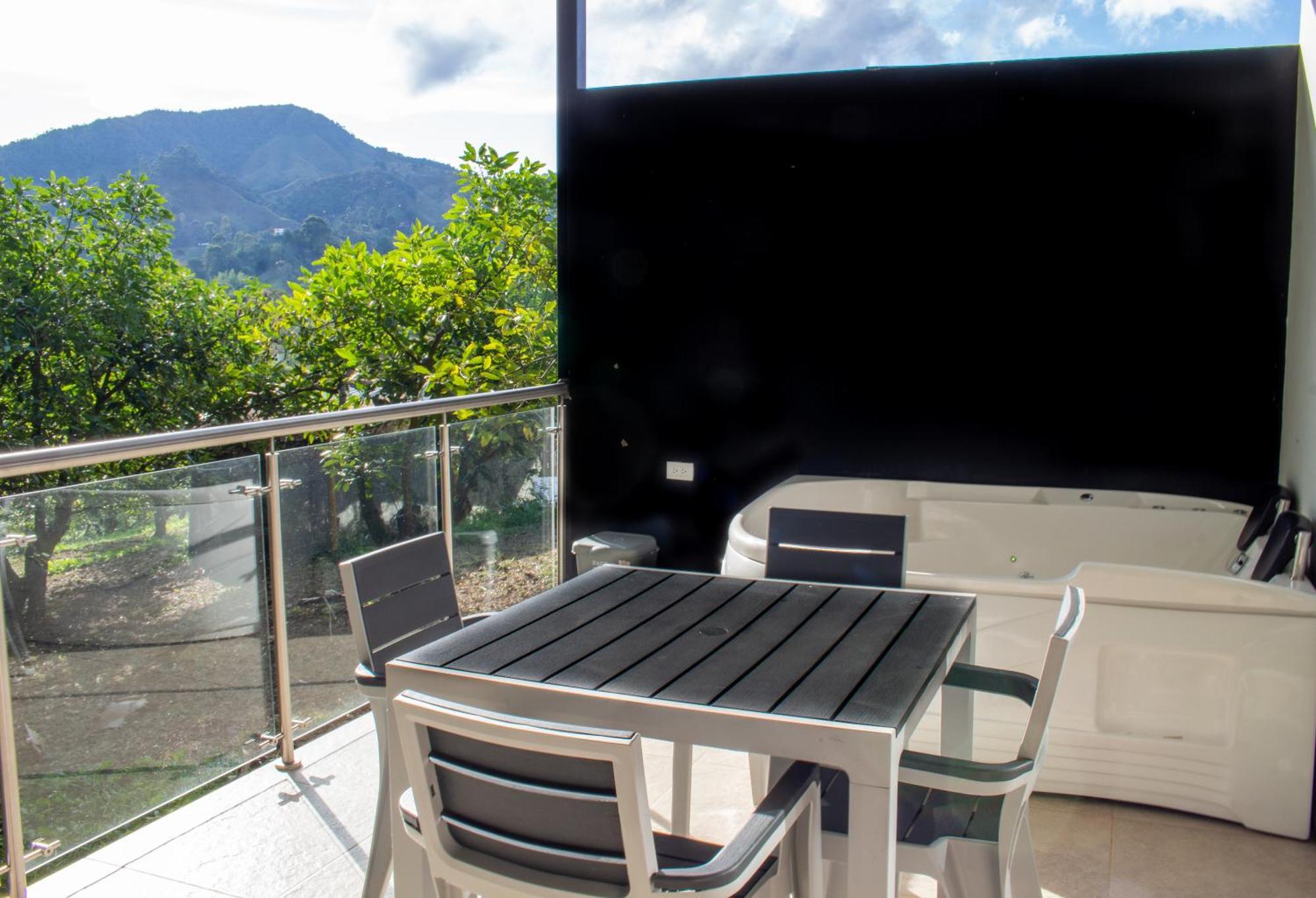 Hotel Campestre Alto Lindo En Guatapé エクステリア 写真